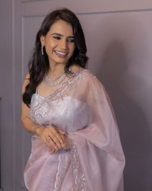 Priya Ahuja Instagram - Gulabi 💖💫

Outfit : @swtantraofficial 
Videographer: @photo_vinayak 
Makeup : @makeoverbydipika
Jewellery: @jazzy_the_rentals
Location: @zimagourmet 

( outfit , pink saree , partywear , festive wear , festive look , dinner look , elegant, grace , elegance , khoobsoorat, Gulabi saree ) 

#beautiful  #elegant #elegance #jewelry #jewellery #makeup #saree #grwpri