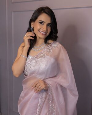 Priya Ahuja Instagram - Gulabi 💖💫

Outfit : @swtantraofficial 
Videographer: @photo_vinayak 
Makeup : @makeoverbydipika
Jewellery: @jazzy_the_rentals
Location: @zimagourmet 

( outfit , pink saree , partywear , festive wear , festive look , dinner look , elegant, grace , elegance , khoobsoorat, Gulabi saree ) 

#beautiful  #elegant #elegance #jewelry #jewellery #makeup #saree #grwpri
