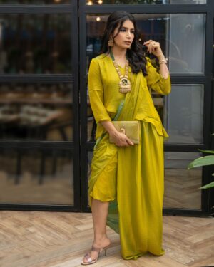 Priya Ahuja Instagram - हुस्न के लाखों रंग 💚

Outfit : @swtantraofficial 
Photographer: @photo_vinayak 
Makeup: @makeoverbydipika 
Jewellery: @rentjwellsbybhavna 
Location: @zimagourmet 

( outfit , info western saree look , partywear , festive wear , bold and beautiful , dinner look , elegant, grace , elegance ) 

#bold #beautiful #black #elegant #elegance #jewelry #jewellery #makeup #saree #grwpri #indowestern #indowesternstyle