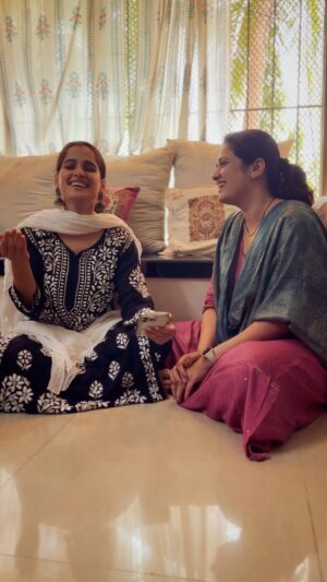 Priya Bapat Instagram - Special day made more special with an impromptu singing session. 🎵😃❤️😘 
I love you ❤️😘 

Videography @umesh.kamat @aditya_a_sarpotdar ❤️
Edited by THE @aditya_a_sarpotdar ❤️