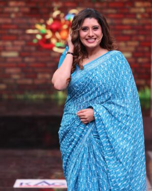 Priyanka Deshpande Instagram - Inga Enna solludhu??
.
.
.#jessie #blue #saree #love #shyiscoming #cookwithcomali #season5