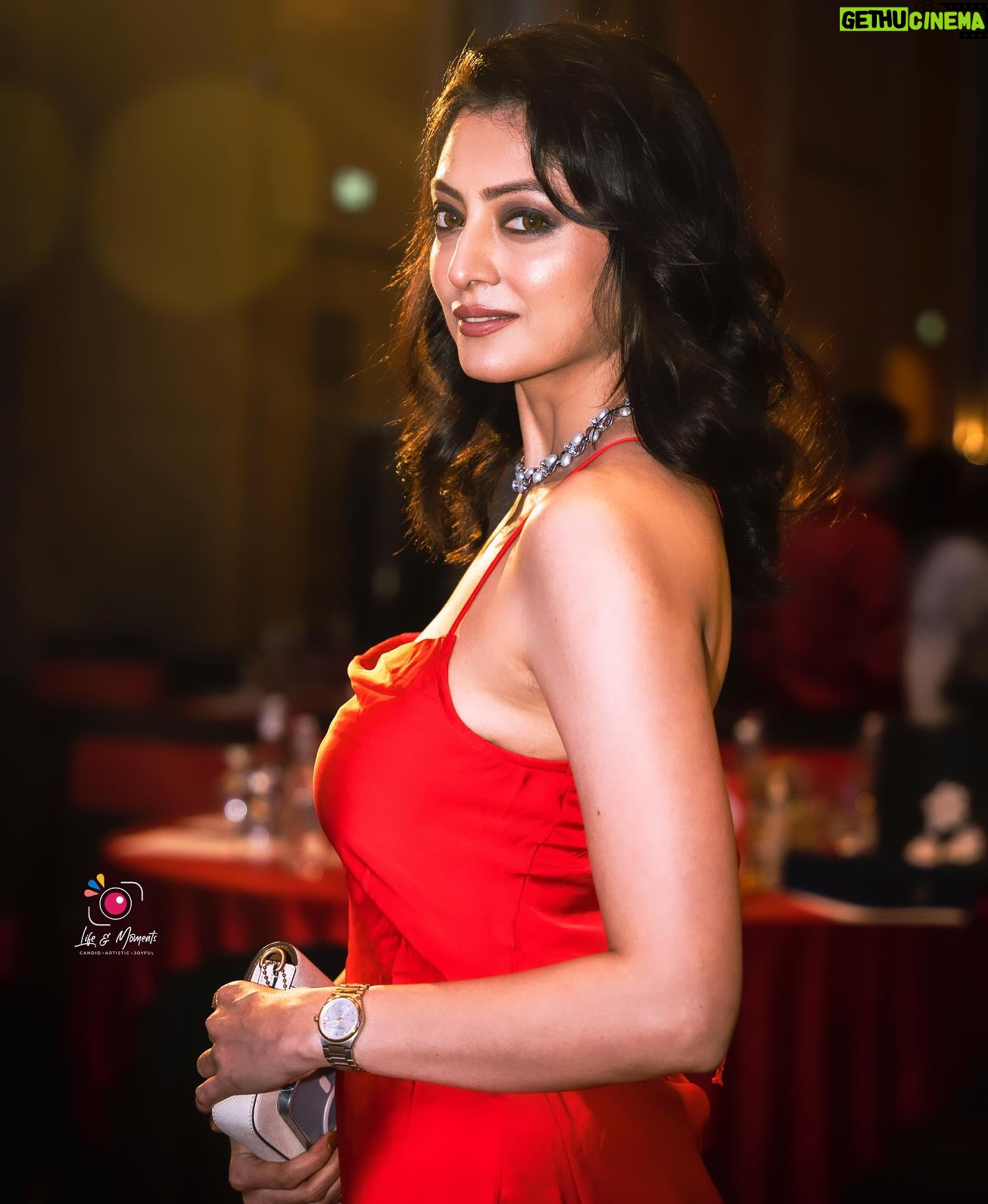 Priyanka Mondal - 1.6K Likes - A big thank you to @indulgexpress & @sharmighosal for inviting me to be part of the Devi awards. In these challenging times , celebrating the achievement of women across all fields sends powerful messages of strength and resilience. Thank you for organising such a wonderful event
📸 @lyfandmoments
Mkup & hair- @dassourav3 & @yoursubhams_makeup
#deviawards #event #deviawardskolkata #latepost
