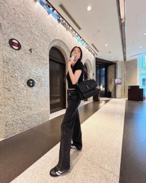 Puff Kuo Instagram - ：

這照騙拍的很不錯😆💐

一切都剛剛好❣️

.
.
.

👜 @ysl 
👚👖 @her.byh 
👟 @originals_tw