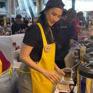 Pympan Chalayanacupt Instagram - น้ำเลม่อนที่ทำด้วยใจ เลม่อนนำเข้าทุกผลล้างด้วยระบบโอโซนและเบคกิ้งโซดา น้ำที่ใช้ทำเครื่องดื่มผ่านการกรองมาตรฐานน้ำดื่มสะอาด ทุกล็อตที่ผลิดรสชาติจะคงที่ด้วยการชั่งตวงวัดที่เหมาะสม เลม่อนที่ใช้ตกแต่งคือเลม่อนดองน้ำผึ้งแท้ทานอร่อยรสชาติดี พิมทุ่มเทในแบรนด์ @foxcha_la_lemon มากๆ หวังว่ามีโอกาสได้บริการเพื่อนๆพี่ๆน้องๆ นะคะ และฝากแบรนด์ @foxchatea  แบรนด์ชานามนานาชาติ ชาพม่า ชาอินเดีย ชามาเลย์ไว้ในอ้อมใจด้วยค่ะ อร่อยมากยากจะเลียนแบบ
#บริการจัดส่งเป็นแพค 10 กิโลกรัมสำหรับงานปาร์ตี้ค่ะ 🎉🎁🎈
#บริการออกบูธในงานอีเวินท์ต่างๆ
#บริการออกร้านในรูปแบบ Food truck
#บริการ Food truck/ Food support ศิลปินดารา
สนใจทิ้งคอมเม้นท์ไว้ด้านล่าง หรือ อินบ๊อกซ์ได้ค่ะ ขอบพระคุณค่ะ