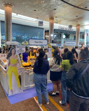Pympan Chalayanacupt Instagram - ภาพบรรยากาศที่สนุกสนานกับการออกร้าน @foxcha_la_lemon  สนุกสนานมากๆเรียกว่าทั้งวันไม่ได้นั่ง ลูกค้าแถวยาวเป็นขบวนรถไฟตลอดทั้งวัน ช่างเป็นประสบการณ์ที่ดีจริงๆ ขอบขอบคุณตั๋งจังและเอ๋ที่ตื่นเช้ามาช่วยขนของ ขอบคุณเพื่อนนกที่มาลุยกับเรา ขอบคุณน้องพลอยที่มาช่วยพี่พิมเสมอ และขอบคุณภาพเบื้องหลังจากคุณนุ่น ที่สำคัญขอบคุณบี๋เนทที่เป็นแรงใจแรงสนับสนุน #1,000แก้ว