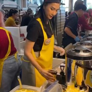 Pympan Chalayanacupt Instagram - ภาพบรรยากาศที่สนุกสนานกับการออกร้าน @foxcha_la_lemon  สนุกสนานมากๆเรียกว่าทั้งวันไม่ได้นั่ง ลูกค้าแถวยาวเป็นขบวนรถไฟตลอดทั้งวัน ช่างเป็นประสบการณ์ที่ดีจริงๆ ขอบขอบคุณตั๋งจังและเอ๋ที่ตื่นเช้ามาช่วยขนของ ขอบคุณเพื่อนนกที่มาลุยกับเรา ขอบคุณน้องพลอยที่มาช่วยพี่พิมเสมอ และขอบคุณภาพเบื้องหลังจากคุณนุ่น ที่สำคัญขอบคุณบี๋เนทที่เป็นแรงใจแรงสนับสนุน #1,000แก้ว