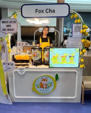 Pympan Chalayanacupt Instagram - น้ำเลม่อนที่ทำด้วยใจ เลม่อนนำเข้าทุกผลล้างด้วยระบบโอโซนและเบคกิ้งโซดา น้ำที่ใช้ทำเครื่องดื่มผ่านการกรองมาตรฐานน้ำดื่มสะอาด ทุกล็อตที่ผลิดรสชาติจะคงที่ด้วยการชั่งตวงวัดที่เหมาะสม เลม่อนที่ใช้ตกแต่งคือเลม่อนดองน้ำผึ้งแท้ทานอร่อยรสชาติดี พิมทุ่มเทในแบรนด์ @foxcha_la_lemon มากๆ หวังว่ามีโอกาสได้บริการเพื่อนๆพี่ๆน้องๆ นะคะ และฝากแบรนด์ @foxchatea  แบรนด์ชานามนานาชาติ ชาพม่า ชาอินเดีย ชามาเลย์ไว้ในอ้อมใจด้วยค่ะ อร่อยมากยากจะเลียนแบบ
#บริการจัดส่งเป็นแพค 10 กิโลกรัมสำหรับงานปาร์ตี้ค่ะ 🎉🎁🎈
#บริการออกบูธในงานอีเวินท์ต่างๆ
#บริการออกร้านในรูปแบบ Food truck
#บริการ Food truck/ Food support ศิลปินดารา
สนใจทิ้งคอมเม้นท์ไว้ด้านล่าง หรือ อินบ๊อกซ์ได้ค่ะ ขอบพระคุณค่ะ