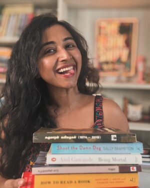 RJ Ananthi Instagram - Why belong to a world that has no room for craziness 🤩

#books #bookstagram #booklover #thebookshow #rjananthi