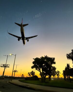 Rachel Hunter Instagram - Exit Time - ✈️ NEW ZEALAND -  this shot just as I was arriving to the airport to get on my flight to New Zealand. It’s about to heat up in La this week. 
The nights crawling in earlier the sky and the feel of the Autumn skies … those feels 🍂🍁🥮 Good bye for now La ✈️