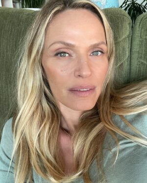 Rachel Roberts Instagram - Green Day. 💚
#causetheworldneedsanotherselfie