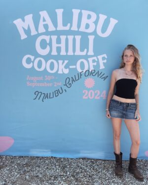 Rachel Roberts Instagram - Chillin’ at the Chili Cook Off with mini me @avaniccol