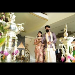 Radhika Pandit Instagram - ಎಲ್ಲರಿಗೂ ವರಮಹಾಲಕ್ಷ್ಮಿ ಹಬ್ಬದ ಶುಭಾಶಯಗಳು

A day filled with devotion, gratitude, and family. May the blessings of Goddess fill your lives with joy and prosperity. Happy Varamahalakshmi to you all✨🧿

PC: @focusphotographyservice