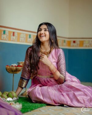 Ragini Prajwal Instagram - Festive celebrations with @onehorizonproductions!✨️
Had an absolute blast shooting with my little munchkin @canikac! 🧿❤️
.
Outfit: @tantava
MUA: @makeoverby_shravani_reddy 
Decor: @glam.my.events_by_ar
Venue: @swanlinesstudios 
.
#festival #shoots #celebrations #ganesha #family