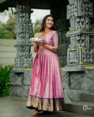 Ragini Prajwal Instagram - Festive celebrations with @onehorizonproductions!✨️
Had an absolute blast shooting with my little munchkin @canikac! 🧿❤️
.
Outfit: @tantava
MUA: @makeoverby_shravani_reddy 
Decor: @glam.my.events_by_ar
Venue: @swanlinesstudios 
.
#festival #shoots #celebrations #ganesha #family