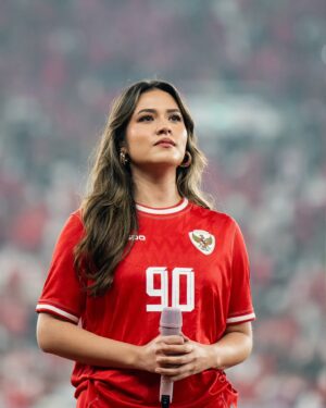Raisa Andriana Instagram - Gak nyangka GBK 2.0 datang secepat ini .. Deg-degannya gak karu-karuan, gatau kehadiranku diinginkan atau enggak, tapi aku berdoa, datang kesini dengan energi dan niat yang baik, semoga juga diterima dengan baik. Dan, luar biasa, sampai gemeterrr & merinding, satu stadion mengumandangkan lagu-lagu kebangsaan bersama aku 🥹 Bangga dan haru bercampur aduk, dan pastinya GBK lagi-lagi menjadi pengalaman yang gak akan pernah kulupakan.. Makasi buat smua supporter timnas yg udah memberikan energi luar biasa semalam!! @timnasindonesia 

Photo @high_iso