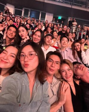 Ranee Campen Instagram - Here for you @palmy.ig จากศิลปินที่รัก กลายมาเป็นพี่สาวที่รักมากกก💖 พี่มี่ใส่สุดจริงๆ เป็นคอนที่จอยมาก มีเซอร์ไพรส์ตลอด ส่วนพวกเราก็กรี๊ดสุดเสียง ร้องตามได้ทุกเพลง แข่งกันทายชื่อเพลงกับเพื่อนๆ ตั้งแต่อินโทรขึ้น ขอบคุณพี่มี่นะคะ เป็นอีกคืนที่มีความสุขมาก แต่ว่าคุณทำผมกับ my friend ของคุณ @praneelittle เขินมากคับ 55555 Yerb youuu🥳