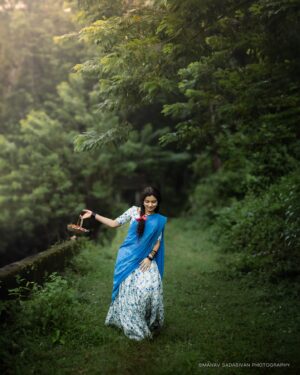 Ranjitha Menon Instagram - തിരിച്ചു കൊണ്ടുവരാൻ പറ്റാത്ത പഴമയൊന്നും ഉണ്ടെന്ന് തോന്നുന്നില്ല … costume & styling by @vivek.psethu 

@ranjitha.menon @manav_sadasivan._ @ramyal_m_rajan @makeup_by_sabana_ 

@aba_zeons 😘