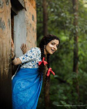 Ranjitha Menon Instagram - തിരിച്ചു കൊണ്ടുവരാൻ പറ്റാത്ത പഴമയൊന്നും ഉണ്ടെന്ന് തോന്നുന്നില്ല … costume & styling by @vivek.psethu 

@ranjitha.menon @manav_sadasivan._ @ramyal_m_rajan @makeup_by_sabana_ 

@aba_zeons 😘