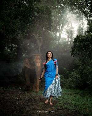 Ranjitha Menon Instagram - സാവിത്രിയുടെ ഓണം 🌼🌼🌼🌼
പൂവും പൂക്കാലവും അവൾക്ക് ഇഷ്ട്ടമാണ് ....
കാടും കാട്ടാറും പാടവരമ്പും അവൾക്കിഷ്ട്ടമാണ് ...
ഉണ്ണികളും ഉഞ്ഞാലും ഓണക്കാലവും അവൾക്കിഷ്ട്ടമാണ് ....
അല്ല ഇതൊന്നും ഇഷ്ട്ടമല്ലാത്ത ആരെങ്കിലും ഉണ്ടോ ? 
സ്നേഹത്തിൻറെ നറുമാധുര്യം മനം കൊണ്ട് അറിയുമ്പോൾ ഞാനും നീയും അവളും അവനും സാവിത്രിയായി പുനർജനിക്കുന്നു...

Concept photography:  @vivekmenonphotography 
In frame. : @ranjitha.menon &  @sreelakshmi_savitri  @_klaxy_4
Costume & styling : @vivek.psethu 
Makeup :  @makeup_by_sabana_ 
Art : @ramyal_m_rajan 
Grading &retouch. : @manav_sadasivan._ , @kailasappu_ 
Bts & cuts. : @andhu_saji 
Tittle design. : @aba_zeons & @m.r_kid
Special thanks 🫂 : @rahulnettissery @son_of_wild  @manu_.varma @_karinthandan @rr_rahulravi @suppu.__  @___hari__krishnan @sujith__ramakrishnan @varunmenondria @curly__b0y @dop_yadhukrishnan @__sooryajith_tk @thanvi_new_born2023 @vishnuprakash10 @santhosh.nettissery @mine_loo_ser @i_.sarath @sarathkrishnanmr @jerin.kj.104

ശശിയേട്ടനും അനിയേട്ടനും ഒരുപാട് നന്ദി❤️

NO ANIMALS WERE HARMED DURING THE MAKING OF THIS POST , SAVE ANIMALS, SAVE CHILDREN