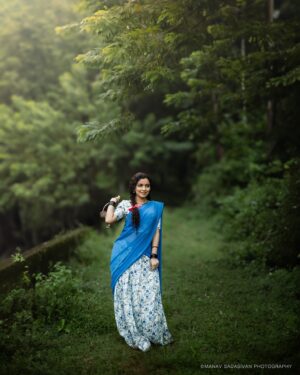 Ranjitha Menon Instagram - തിരിച്ചു കൊണ്ടുവരാൻ പറ്റാത്ത പഴമയൊന്നും ഉണ്ടെന്ന് തോന്നുന്നില്ല … costume & styling by @vivek.psethu 

@ranjitha.menon @manav_sadasivan._ @ramyal_m_rajan @makeup_by_sabana_ 

@aba_zeons 😘