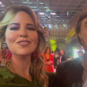 Raquel Bigorra Instagram - Seguimos en la “ Fiesta Mexicana “ en televisa. Canal 5 ¿ Cómo la están pasando ustedes? Aquí les comparto un poquito de esta gran noche, al lado de mi amorcito y buenos amigos. Todavía faltan sorpresas. Y al terminar @lacasafamososmx ¡ Viva Mexico ! 🇲🇽