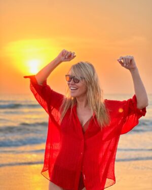 Raquel Meroño Instagram - Esta cita anual  comienza a convertirse en tradición para despedir el verano . 
@belenlopezactriz  @mrey  sois vitamina!
🧡🧡🧡🧡🧡