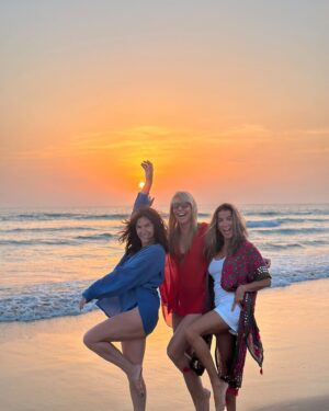 Raquel Meroño Instagram - Esta cita anual  comienza a convertirse en tradición para despedir el verano . 
@belenlopezactriz  @mrey  sois vitamina!
🧡🧡🧡🧡🧡