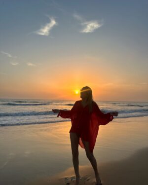 Raquel Meroño Instagram - Esta cita anual  comienza a convertirse en tradición para despedir el verano . 
@belenlopezactriz  @mrey  sois vitamina!
🧡🧡🧡🧡🧡