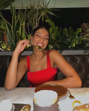 Raquel Sampaio Instagram - Coisas boas da vida:
•o meu namorado
•ovos seen (a comer cada vez mais ovo 🤩),
hot seen roll, gunkan shiromi & nigiri salmão trufado
•linguini trufado
•soufflé de doce de leite, yuzu cheesecake & cookie à la minute 🤤 

@seenlisboa, hoje à mesma hora? 😎

#seenbyolivier #seenlisboa