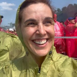 Raquel Sánchez Silva Instagram - Cataratas del Niagara. 
Dos horas desde Toronto.
Vuelo en helicóptero.
Tour en barco ( vídeo entrada del barco en historias) 
Entrada a la zona “behind the Falls”
Impresionantes 🤩🤩
A tope de turistas!! 
El pueblo no merece la pena. 
Solo cataratas y agua y cataratas y caudal y agua… 
Calor y humedad (lógico Agosto)
Maravilla natural.
No conocimos el lado americano.Aunque si queréis podéis cruzar el puente y tener un pie en USA y un pie en Canadá. 
Nosotros hemos vivido las canadienses desde todas sus perspectivas!! #inolvidable!! 
Seguimos 
#viajeenfamilia 
🇨🇦