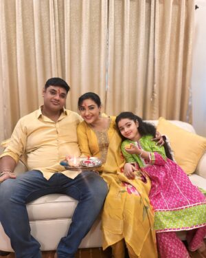 Rati Pandey Instagram - Happy Rakshabandhan to all the lovely brothers and their sisters, May your bond become more stronger,healthier and last forever ❤️❤️
.
.
.
#rakshabadhan #ratipandey #festivities #brothersisterlove