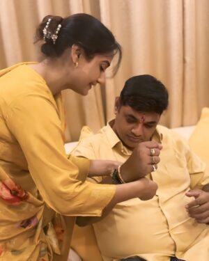 Rati Pandey Instagram - Happy Rakshabandhan to all the lovely brothers and their sisters, May your bond become more stronger,healthier and last forever ❤️❤️
.
.
.
#rakshabadhan #ratipandey #festivities #brothersisterlove