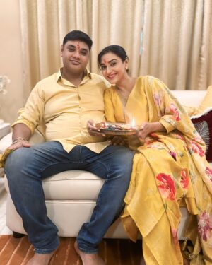 Rati Pandey Instagram - Happy Rakshabandhan to all the lovely brothers and their sisters, May your bond become more stronger,healthier and last forever ❤️❤️
.
.
.
#rakshabadhan #ratipandey #festivities #brothersisterlove