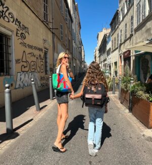 Rebecca Hampton Instagram - Sans doute la dernière fois où je peux l’accompagner…
Entrée en 6em💖
#rentreescolaire #amour #college #toutvanien