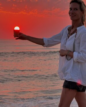 Rebecca Hampton Instagram - Mais quel bonheur!
Merci @pascal_bataille_ 
#soleil #beaute #amitié #ocean #coucherdesoleil #merci #santé
