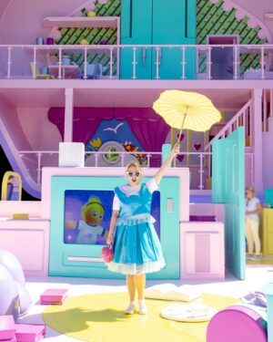 Rebel Wilson Instagram - So yesterday I took the family to Boston for an epic @airbnb Icon experience! The team has recreated EXACTLY the classic Polly Pocket compact and it was the cutest thing imaginable! Thanks @airbnb for gifting us this incredible trip and to @bchesky for treating us! I feel so lucky us girls got to do this! 🩷