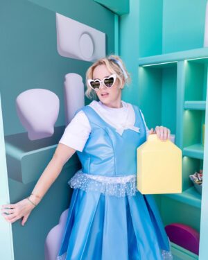 Rebel Wilson Instagram - So yesterday I took the family to Boston for an epic @airbnb Icon experience! The team has recreated EXACTLY the classic Polly Pocket compact and it was the cutest thing imaginable! Thanks @airbnb for gifting us this incredible trip and to @bchesky for treating us! I feel so lucky us girls got to do this! 🩷