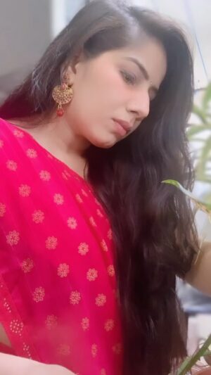Reeta Mewada Instagram - Yah Aankhen dekh kar #old #viral #instagram #reels #trendingreels follow @reetamewada18