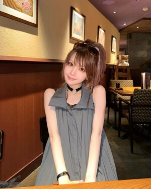 Reina Tanaka Instagram - .
スカートの裾がバルーンになっとって
襟も大きめでお気に入りのワンピース🩶🤍 

バッグもフリフリして可愛いやろ🩷☺️
・‥…━━━☞・‥…━━━☞ 
#れーなこーで
#ワンピース #バッグ #labelleEtude
#サンダル #CHICO