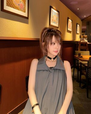 Reina Tanaka Instagram - .
スカートの裾がバルーンになっとって
襟も大きめでお気に入りのワンピース🩶🤍 

バッグもフリフリして可愛いやろ🩷☺️
・‥…━━━☞・‥…━━━☞ 
#れーなこーで
#ワンピース #バッグ #labelleEtude
#サンダル #CHICO