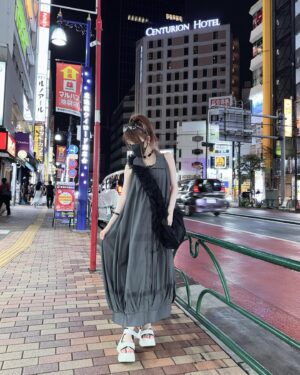Reina Tanaka Instagram - .
スカートの裾がバルーンになっとって
襟も大きめでお気に入りのワンピース🩶🤍 

バッグもフリフリして可愛いやろ🩷☺️
・‥…━━━☞・‥…━━━☞ 
#れーなこーで
#ワンピース #バッグ #labelleEtude
#サンダル #CHICO
