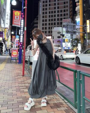 Reina Tanaka Instagram - .
スカートの裾がバルーンになっとって
襟も大きめでお気に入りのワンピース🩶🤍 

バッグもフリフリして可愛いやろ🩷☺️
・‥…━━━☞・‥…━━━☞ 
#れーなこーで
#ワンピース #バッグ #labelleEtude
#サンダル #CHICO