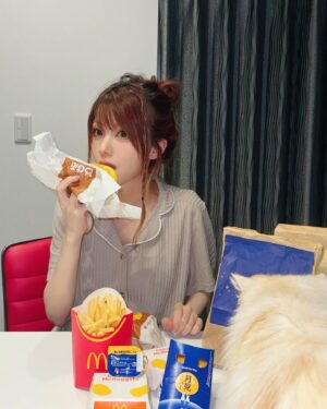 Reina Tanaka Instagram - .
マックの月見バーガー、発売日に
ちゃんと食べました🥚✨️
ふわとろ月見が好き🫶🎑

涼しい部屋でパジャマで食べるマック最高🍔🍟ℳ.❤️

秋ってさ
いろんな所で月見シリーズやるやん?!
お腹のキャパが間に合わん💦

あと意外と、さつまいもシリーズ好きで
スタバのフラペチーノ飲んだけど
ケーキ🎂みたいでおいしかった…🤤
・‥…━━━☞・‥…━━━☞
#マック #マクドナルド #mcdonalds #🍔🍟 
#月見バーガー #さつまいもシリーズ 

※シンバの写りこみが愛おしい💓💓💓
@tanakareina.simba_jack