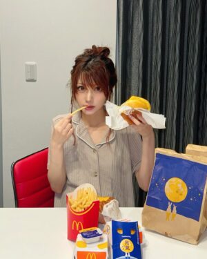 Reina Tanaka Instagram - .
マックの月見バーガー、発売日に
ちゃんと食べました🥚✨️
ふわとろ月見が好き🫶🎑

涼しい部屋でパジャマで食べるマック最高🍔🍟ℳ.❤️

秋ってさ
いろんな所で月見シリーズやるやん?!
お腹のキャパが間に合わん💦

あと意外と、さつまいもシリーズ好きで
スタバのフラペチーノ飲んだけど
ケーキ🎂みたいでおいしかった…🤤
・‥…━━━☞・‥…━━━☞
#マック #マクドナルド #mcdonalds #🍔🍟 
#月見バーガー #さつまいもシリーズ 

※シンバの写りこみが愛おしい💓💓💓
@tanakareina.simba_jack