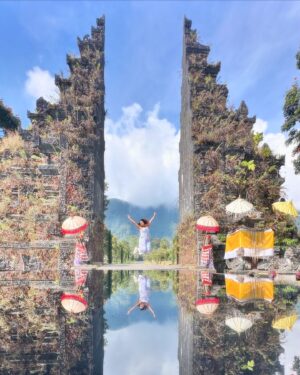 Renjini Kunju Instagram - Mandatory stop at Handra Gate! This stunning backdrop showcases the incredible talent of Bali’s photographers. Every angle tells a story. 📸✨ #HandraGate #BaliPhotography #IncredibleViews”