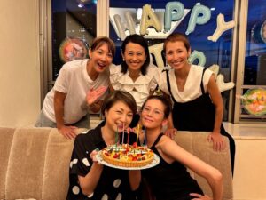 Reon Yuzuki Instagram - .
先日
とよこさんの
お家で
9月のお誕生日の方
合同誕生日会🙂🩷
えまおゆうさんと
うめちゃんと
お子ちゃまお二人🩷
.
たこ焼きも作ったり
みんなで
餃子を包んで食べたり
本格的なシェフの方が
いらっしゃり
美味しいお料理も
頂いたり🙂
みんなで集まって
いろんなお話して
ほんっとに
楽しく
幸せな時間でした🙂🩷

.
今度皆んなで
ダンスレッスン受けに行くことに🙂🙂
楽しそう🙋🙋

.
絆に感謝🩷🩷🩷

.
#えまおゆう　さん
#涼紫央　さん
#紺野まひる　さん
#陽月華　ちゃん
#柚希礼音