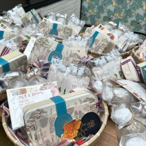 Rho Hee-young Instagram - #추석선물 을 준비하는 자세…
어떤분들은 나한테 #gift 전문회사를 만들어보라고도 하고 그동안 만들었던 gift set 를 책으로 내보라는 사람도 ㅎㅎ 
다….감사한말씀 이지만 ㅎ
이것을 돈벌이로는 힘들어 못함 ㅎ ㅎ 
해마다 2번 추석과 설 한달전부터 우리 #식음연구소 HQ는 총비상이다 ㅎ ㅎ ㅎ 
이번엔 어떤구성으로 할까…
받으시는 분들에 따라 호불호가 있을텐데.등등등 이러다보니 2종류에서 파생되는 5~6가지 다른구성들..!!!!
이번엔 약과계의 레어템 
@goldenpiece_korea 
내가맛본 최고의 식혜 
@ricepunch_official 👍👍👍👍
고객반응 최고 이제는 구하기도 힘든 
@originalbeerco 그리고 
우리 #3birds @3birds_kr Italian steak set meal kit 
#평양일미 만두 곰탕 세트 @pyeongyangilmi meal kit
그리고 @he11o_yeojin @yeopzip_ 밥도둑 보리굴비 
우리 @bon_bong_bon_bong 벌나무드링크 게다가 흥부박 만한 크기의 달디 단 
대박메론 ㅎ ㅎ ㅎ #안동머스크메론
@buynpium 
울 정우도 못구한다는 #하정우와인 @__hajungwoo 진짜 발품팔아 구해 나누니 반응.👍👍👍👍👍❤️❤️❤️❤️❤️❤️❤️😍 선물과 가격은 필요충분조건이 아니다 작은것이라도 내돈주고사긴 또 생각못했던 애템들인데 받으면 아주행복해지는…,그런 경험이어야 하나고 생각한다… ㅎ ㅎ 
이번추석도 
선물받으신분들이 다좋아하시니 넘 행복하네요… 서울돌아와 달맞이 완료 ㅎ
이제 다음 설에 대한고민시작 ㅎ 
#추석선물 #설선물