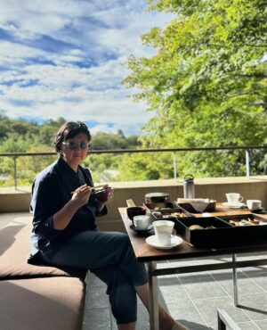 Rho Hee-young Instagram - 하루 동경 있다가 기차로  겨우 한시간 왔는데 이 산들바람 모지 ㅎ
#hoshinoyakaruizawa @hoshinoya.official 
호시노 기업의 첫번째 리조트 
#호시노야가루이자와  생태계살린디자인…
❤️❤️❤️❤️👍👍👍👍👍👍
그동안 얼마나 더웠는지….이정도 바람이 이렇게 고마울수가….
❤️👍👍❤️👍👍👍👍👍
오랜만에 느끼는 이 쾌적함
걷고 또 걷고..!!!!
#stonechurch 오늘 웨딩세레모니로 외부에서만…ㅠㅠ
낼 다시 ㅎ 행복한 에코빌리지 #karuizawa