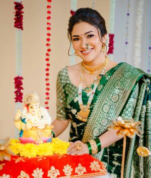 Ridhima Pandit Instagram - Vighnaharta has arrived time to rejoice and seek his blessings ✨🥹🙏💗 Ganpati Bappa Moryaaaaaaaaa ✨✨✨
.
.
.
.
.
Makeup Artist & stylist : @youbyaboli
📸 : @akashbhingare13
Hair : @devendra.pushpa
Jewellery : @jizajewellerystudio
Saree : @jarierabanaras 
Pr : @sonyashaikh 
Location : @contraststudiosmumbai
Shoot managed by @youbyaboli
Assisted by @vaishnavidmakeover
.
.
.
.
.
 #ganeshchaturthi #2024 #festive #maharashtra #ganpatibappamorya #ridhimapandit