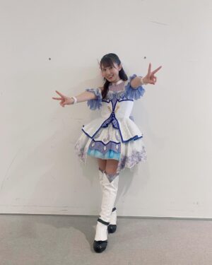 Rikako Aida Instagram - 🗓️2024.09.15 沼津地元愛まつりDay2 🍬🌸🐬

楽しい時間をありがとう！！
今回は「Brightest Melody」のお衣装をきたよ！
水面の青を引き立たせる為の白いお衣装🩵🤍

「またこの衣装着れて嬉しかった！」
「着てくれてありがとうね！」
「またみんなで着たいな😊」
なんて衣装さんとの何気ない会話もすごく愛おしくなります。

また来年、絶対沼津で会おうね！約束！

#じもあいまつり_Day2